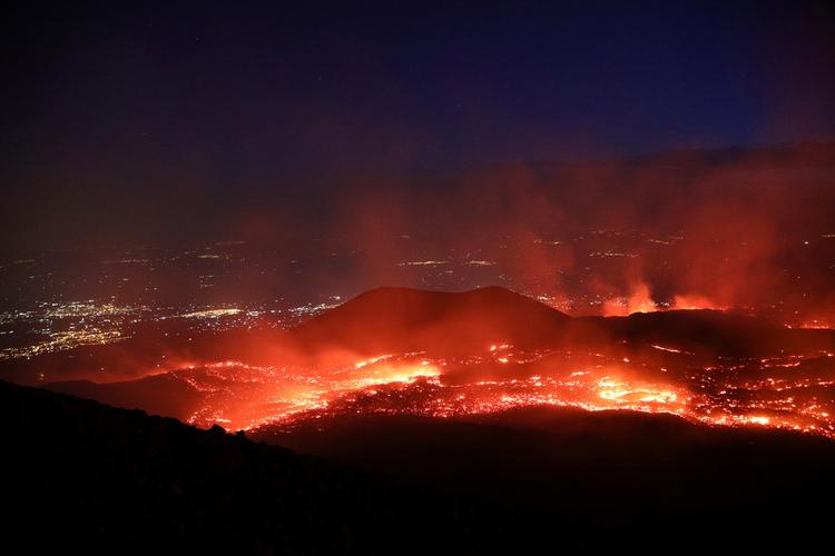 港彩二四六天天好资料和火山喷发时游客急逃与火山喷发急救